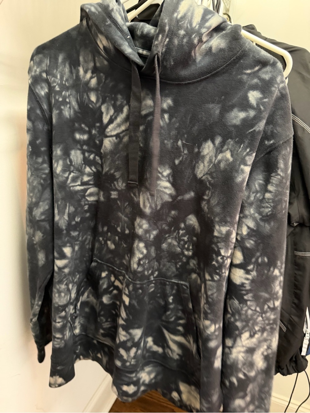 L - Lucky Brand Men's Black & Gray Tie-Dye Hoodie Sweater